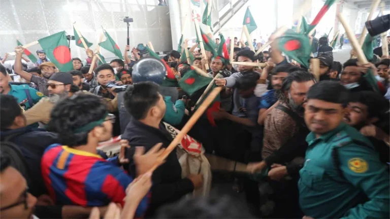“বইয়ে গ্রাফিতি: আদিবাসী ছাত্র-জনতার কর্মসূচিতে হামলা, আহত বহু”