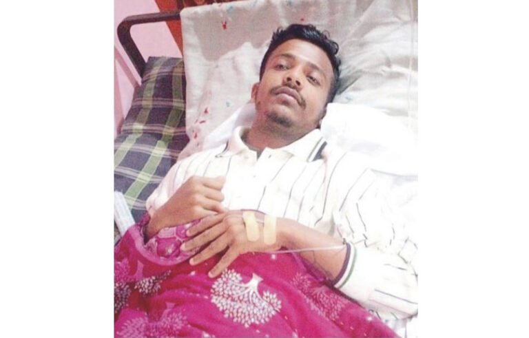 “মোবাইল চুরির অপবাদে যুবককে মধ্যযুগীয় কায়দায় নির্যাতন, ভিডিও ভাইরাল!”