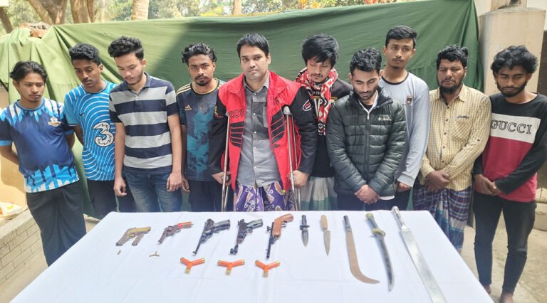 “কুমিল্লায় সেনাবাহিনীর অভিযানে বিপুল পরিমাণ দেশি-বিদেশি অস্ত্রসহ ১০ জন গ্রেপ্তার”
