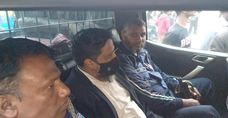 “কুমিল্লা বিশ্ববিদ্যালয়ের ডেপুটি রেজিস্ট্রার জাকির হোসেনকে পুলিশে সোপর্দ”