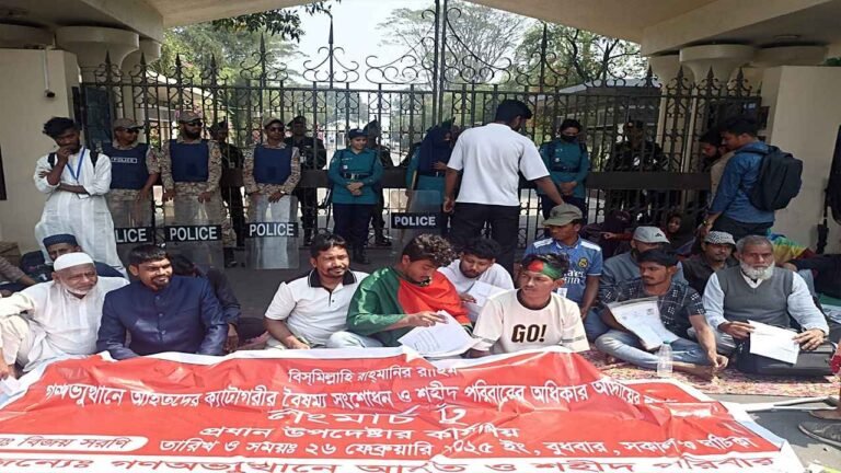 দ্বিতীয় দিনের মতো প্রধান উপদেষ্টার কার্যালয় গেটে অভ্যুত্থানে আহতরা