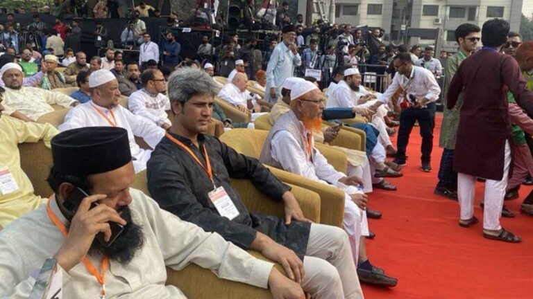 জাতীয় নাগরিক পার্টির আত্মপ্রকাশ অনুষ্ঠানে এসেছেন অন্য দলের নেতারা