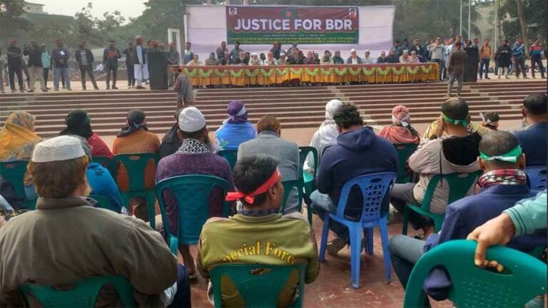 ৬ দাবিতে শহীদ মিনারে অবস্থান চাকরিচ্যুত বিডিআর সদস্যদের