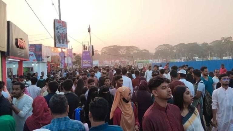 একুশের আবহে বইমেলায় বাড়ছে ভিড়