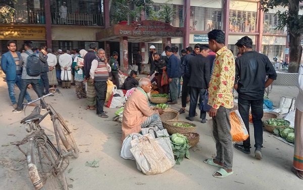 ইউএনও’র কার্যালয়ের সামনে কৃষকদের অভিনব প্রতিবাদ