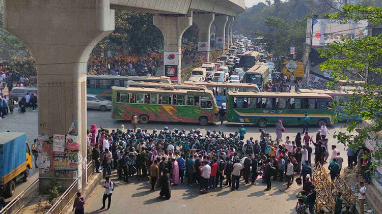 জুলাই বিপ্লবে আহতদের শাহবাগ অবরোধ