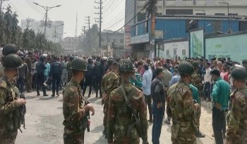 চট্টগ্রামে পোশাক শ্রমিকদের সড়ক অবরোধ