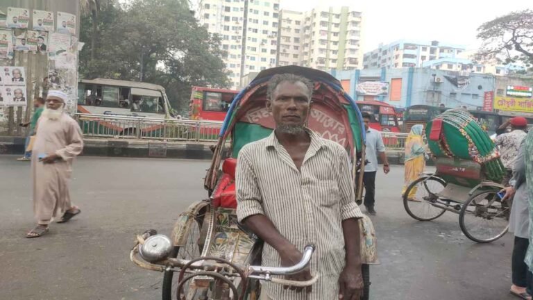 ব্যাটারির চাপে আয়ে টান, পায়ে টানা রিকশাচালকদের দিন কাটছে টানাপোড়েনে