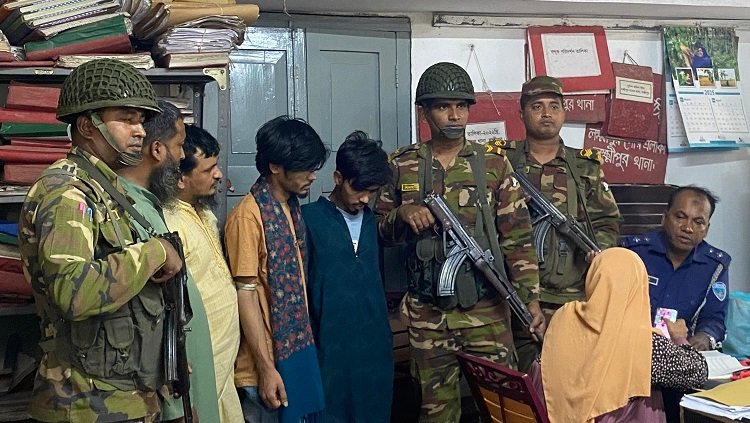 নকল স্বর্ণ বেচতে গিয়ে ৩ বন্ধু আটক