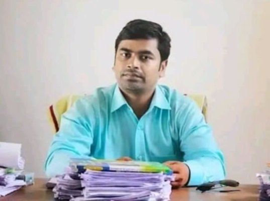আওয়ামীপন্থী শিক্ষককে পুলিশে দিয়েছে শিক্ষার্থীরা