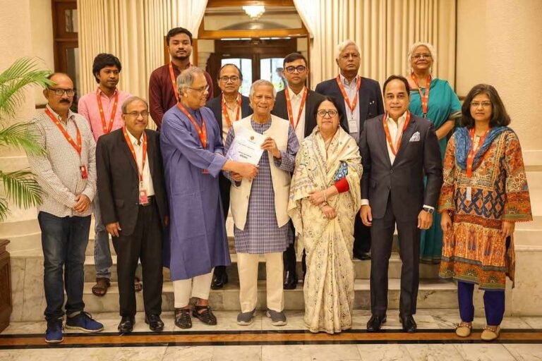 প্রধান উপদেষ্টার কাছে প্রতিবেদন জমা দিলো গণমাধ্যম সংস্কার কমিশন