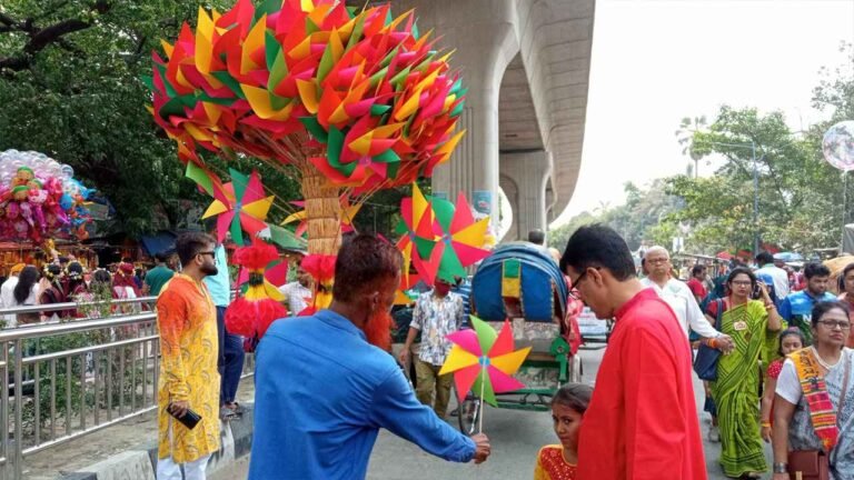 শাহবাগে খেলনায় মেতেছে শিশুরা