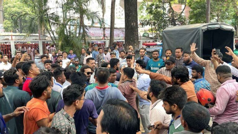 দাবি আদায়ের সমাবেশে এসে ভোলাবাসীর হাতাহাতি
