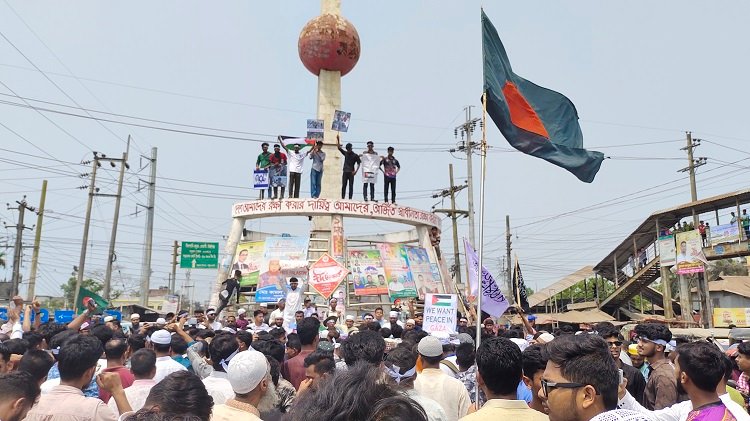 গাজায় ইজরাইলি হামলা বন্ধের দাবিতে পটুয়াখালীতে বিক্ষোভ মিছিল