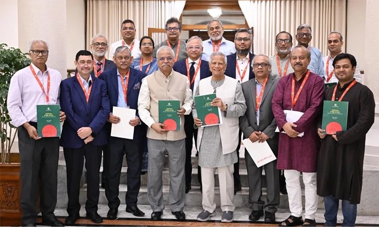 প্রধান উপদেষ্টার কাছে প্রতিবেদন জমা দিলো শ্রম সংস্কার কমিশন