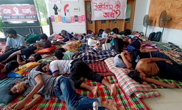 ভিসির পদত্যাগ দাবিতে অনশনে অনড় কুয়েট শিক্ষার্থীরা